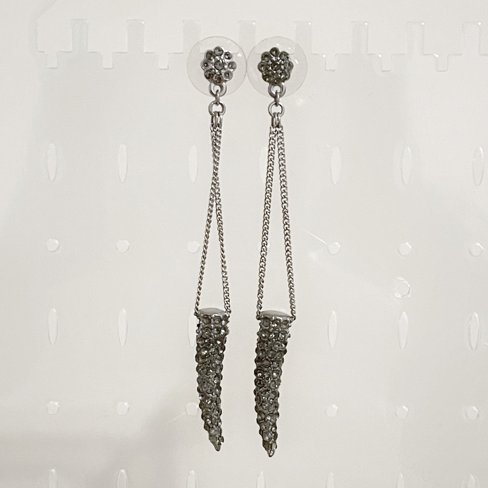 Crystal drop / dangle earrings with floral detail